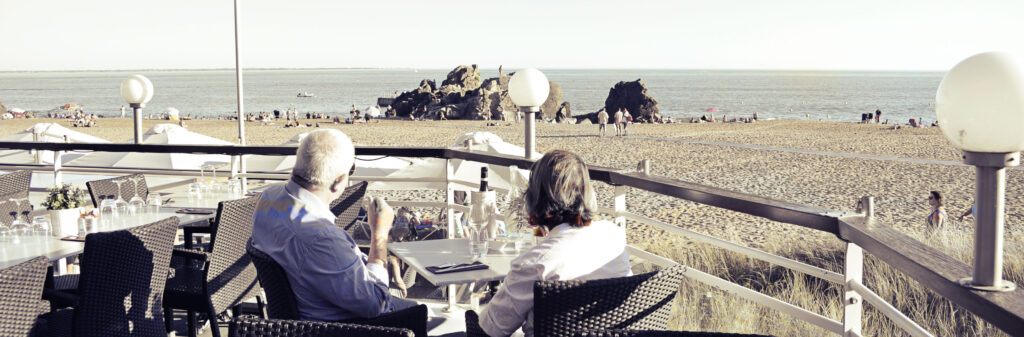 Restaurant, Brasserie, Bar de Plage dans le vrai HÔTEL DE LA PLAGE à Saint-Marc-Sur-Mer, Saint-Nazaire
